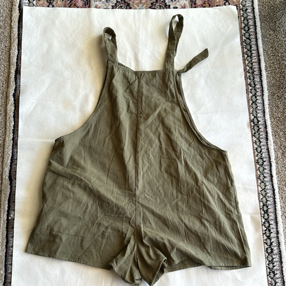 Set Of 2 Sage Green and Black Overall/ Rompers Size 6 - Picture 6 of 7